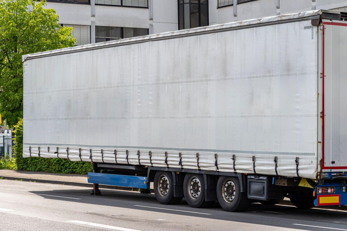 Mocowania plandeki – niezbędne w transporcie ciężarowym